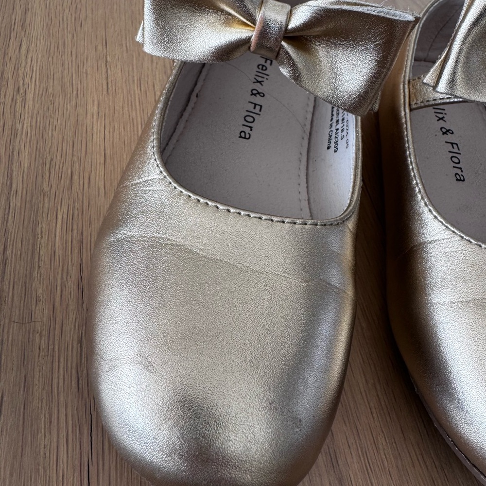 Gold Kids Shoes with Bow - Picture 4 of 9